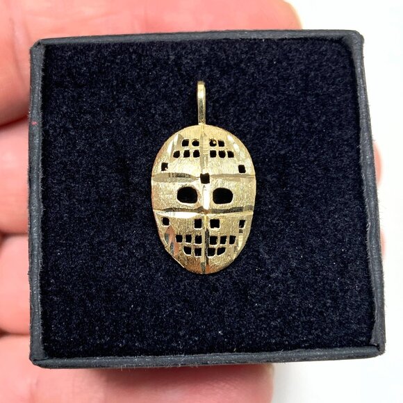 14k Solid Yellow Gold Hockey Mask Pendant (.94 inch) (1.25 grams) - Picture 1 of 8